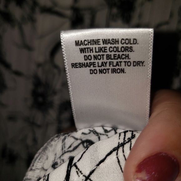 Like New Roz and Ali Black & White Top Size 1X - Picture 7 of 7